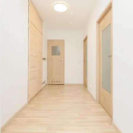 Modern Two-bedroom By Renters Apartman Varsó